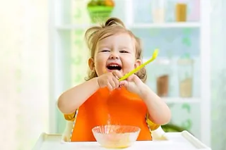 Guardería El Cole niña comiendo